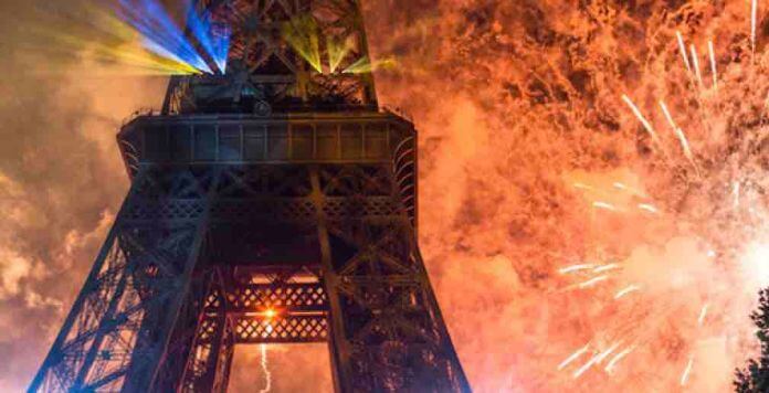 France Televisions Le Feu D Artifice Du 14 Juillet En Direct Sur France 2 Et France Tv Des 23h00 Media